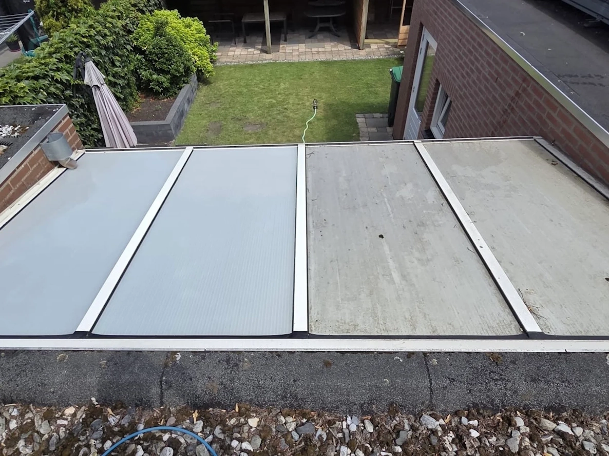 Schoonmaakwerk aan een lichtstraat van een woning