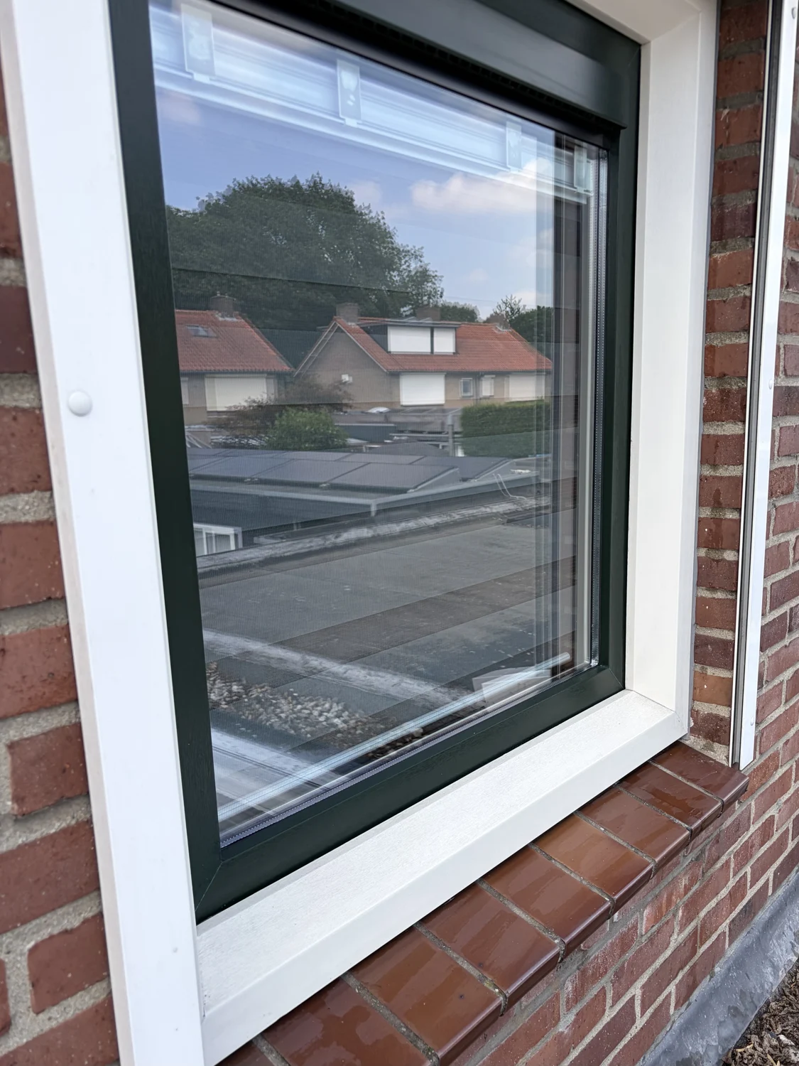 Hetzelfde raam met gereinigd kozijn en vensterbank