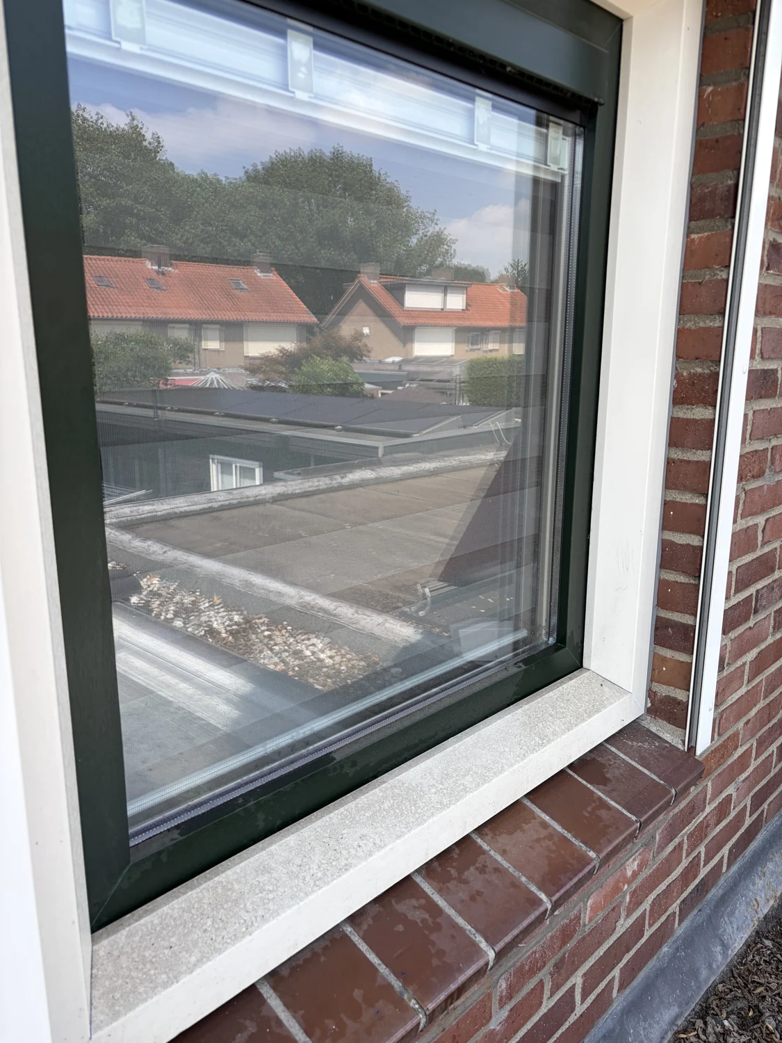 Raam, kozijn en vensterbank vóór reiniging